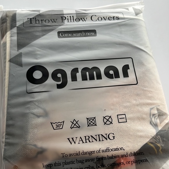 NWT set of 4 Halloween zip close pillow covers - Picture 8 of 8